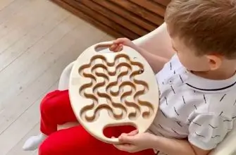 Ребенок с игрушкой-лабиринтом для коррекции синкинезии