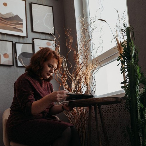 Психолог Анна Локтева — детский психолог, нейропсихолог и КПТ-терапевт — работает в уютном кабинете