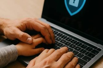 Ребенок смотрит порно: что делать родителям без паники и запретов 3 Родитель и ребенок вместе работают на ноутбуке с символом защиты — как помочь ребенку безопасно в интернете