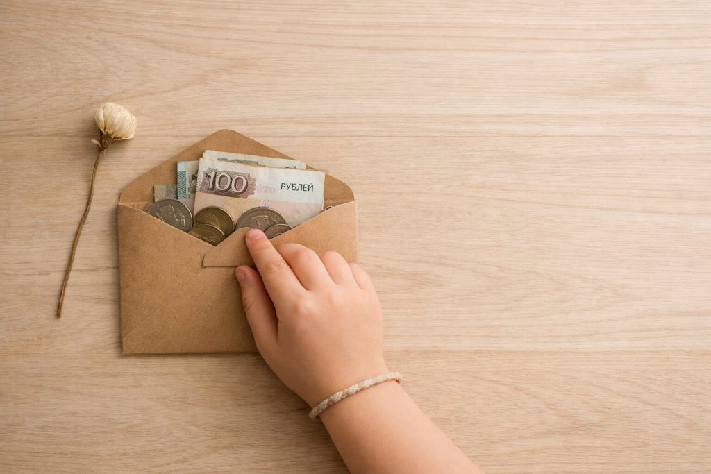 Как говорить с ребёнком о деньгах и не привить страх
